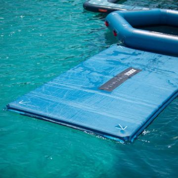 Guests Enjoying The Jobe Sports Manta On The Ocean, Amazing Self-Inflating Water Mat. Ultra-Fast Setup. Easy Storage. 1-Person Lift. Includes Tough Pvc Storage Bag. 3 Year Warranty.